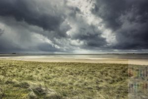 Für einen kurzen Moment läÃt die dicke graue Regenwolkendecke ein paar Sonnenstrahlen auf den Sylter Ellenbogen, den nördlichsten Landstrich Deutschlands, fallen