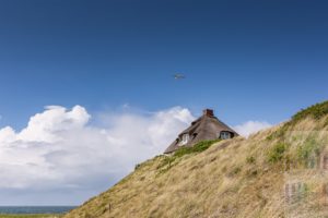 Reetdachhaus mit Blick über die Nordsee steht hoch auf einer Düne in der Hörnumer Kersig Siedlung. Hier stehen einige der teuersten Immobilien der Insel