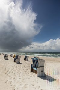 Bizarre Wolkenformation über dem Strand von Hörnum/Sylt kündigt einen Regenschauer an und schiebt sich vor die Sonne