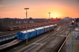 Blick über das Bahnbetriebsgelände in Westerland/Sylt auf die Skyline der Inselhauptstadt. Abendstimmung