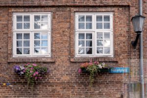 Detail der historischen Fassade des ehemaligen Hospitals zum Heiligen Geist in Zentrum von Rendsburg. Heute ist hier eine betreute Wohnanlage für Senioren